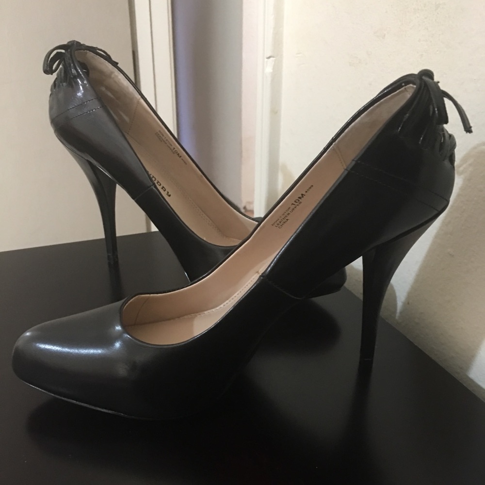WORN ONCE! CHINESE LAUNDRY BLACK LEATHER PUMPS!